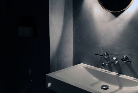 Details of a bathroom by Sophie, interior designer. Grey textures 