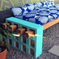 Outdoor-Bench-Made-from-Painting-Upcycled-Cinder-Blocks-and-Carcassing-Timber-786×1024