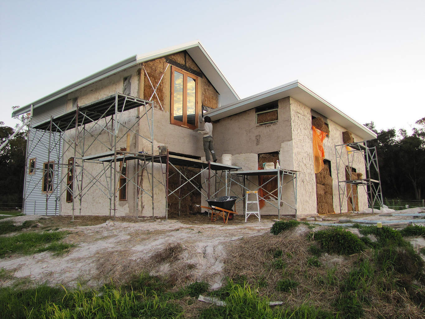 Testing Moisture Levels in Straw Bale House Walls